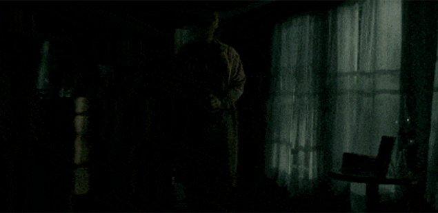 11. 'Oyun' filminde gece vakti odanın köşesinde gördüğümüz siluet: