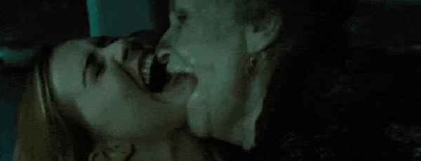 15. 'Kara Büyü' filminde, Sylvia Ganush'un otoparkta Christine'ye saldırması ve yüzünü emmesi: