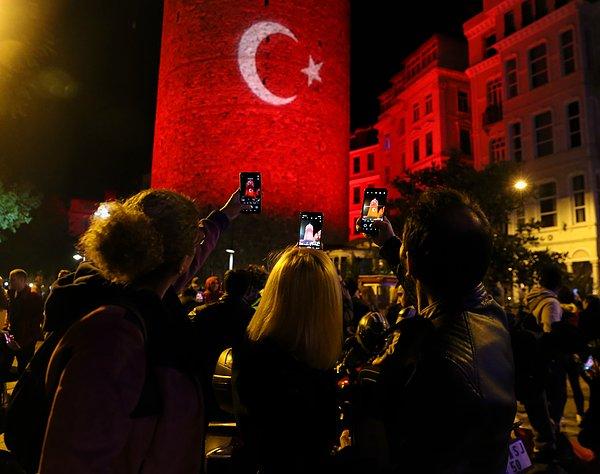 Galata Kulesi'ne, Cumhuriyetin ilanının 96. yılı dolayısıyla Türk bayrağı yansıtıldı.