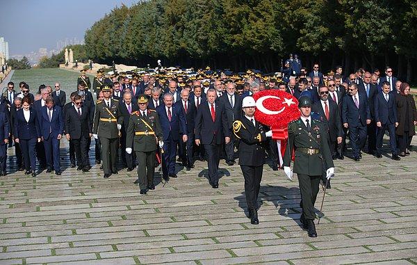 Cumhurbaşkanı  Erdoğan başkanlığındaki devlet erkanı, 29 Ekim Cumhuriyet Bayramı dolayısıyla Anıtkabir'i ziyaret etti.