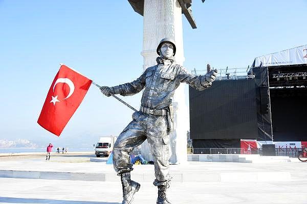 24 saatlik canlı heykel gösterisine başlayan performans sanatçısı Yunus İşçi İzmir