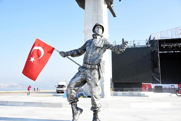 24 saatlik canlı heykel gösterisine başlayan performans sanatçısı Yunus İşçi İzmir