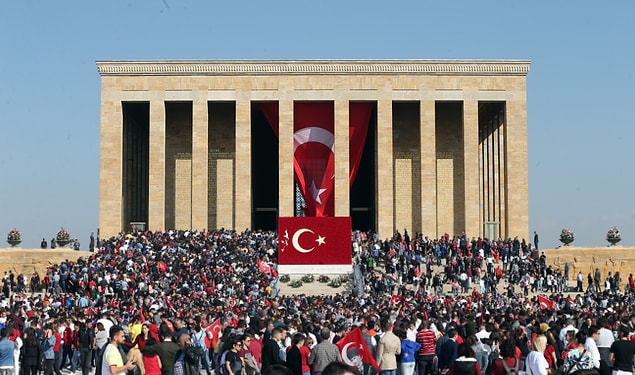 Resmi törenin ardından halka açılan Anıtkabir, ziyaretçi akınına uğradı.