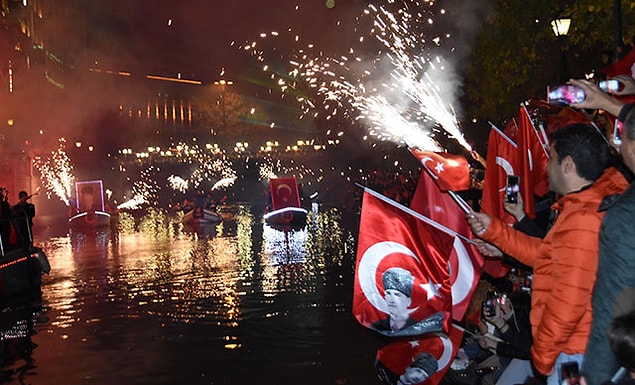 Eskişehir’de, Porsuk Çayı'nda gondol ve teknelerle düzenlenen fener alayına binlerce kişi katıldı.