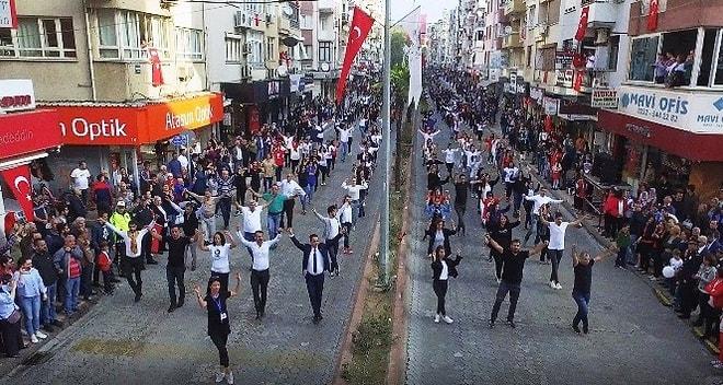 İzmir Ödemiş’te Sahne Efelerin: 2 Bin Kişi Cumhuriyet'in 96. Yıl Dönümünü Zeybek Oynayarak Kutladı