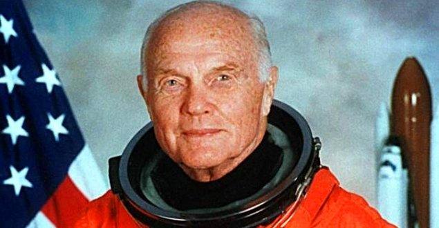 1998 - Amerikalı astronot John Glenn 36 yıl aradan sonra 77 yaşında, Discovery mekiğiyle yeniden uzaya gitti.