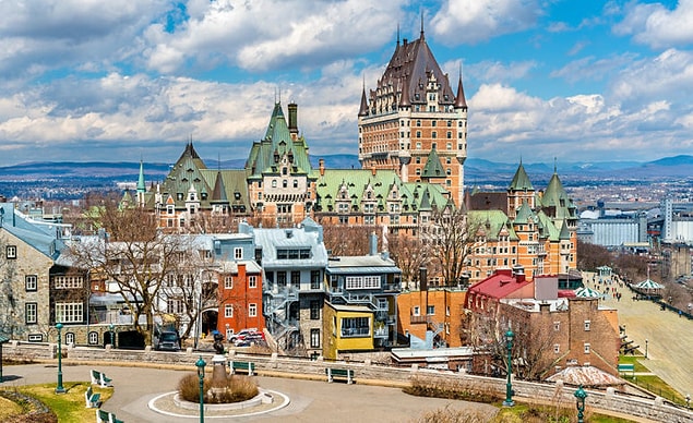 1995 - Kanada'nın Québec Eyaletinde özerklik isteyenler, bu konuda yapılan halk oylamasını kıl payıyla kaybettiler (Oy oranı 49.4% 'a 50.6% idi). Kazansalardı Québec'in Kanada'dan bağımsızlığı için görüşmelere başlayacaklardı.