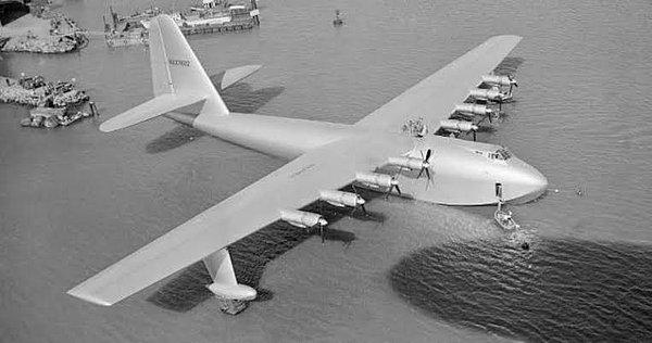1947 - Kaliforniya'da, havacı ve iş adamı Howard Hughes o zamana kadar yapılmış en büyük sabit kanatlı uçak olan Spruce Goose 'u uçurdu. Bu uçuş, dev uçağın ilk ve son uçuşu oldu.