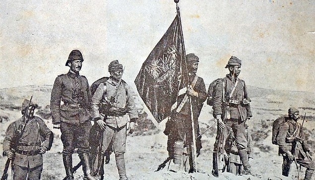 1914 - Çanakkale Deniz Savaşları'nın ilk taarruzu olarak iki İngiliz ve iki Fransız gemisince Boğaz'ın giriş tahkimatlarının bombalanması.