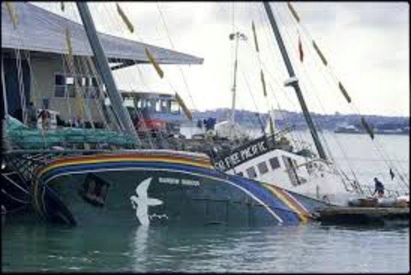 1985 - İki Fransız DGSE ajanı, Yeni Zelanda'da Greenpeace gemisi, Rainbow Warrior'u batırmaktan suçlu bulundu.