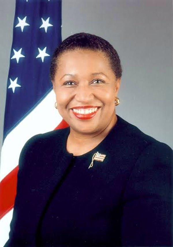 1992 - Illinois'te Demokrat Carol Moseley Braun, ABD Senatosu'na seçilen ilk siyah kadın oldu.