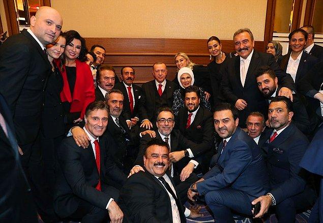 Erdoğan'ın ünlülerle bir araya bu fotoğraf ise geceye dair en çok konuşulan kareler arasında yer aldı...