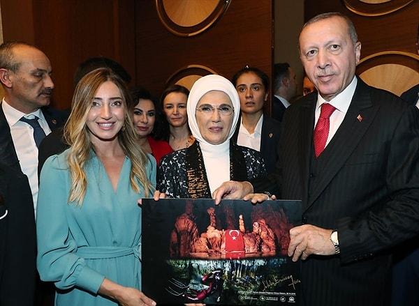 Geçtiğimiz günlerde Mersin'de paletsiz dalış kategorisinde dünya rekoru kıran Şahika Ercümen, Erdoğan'a rekor anının bir hediyesini sundu.
