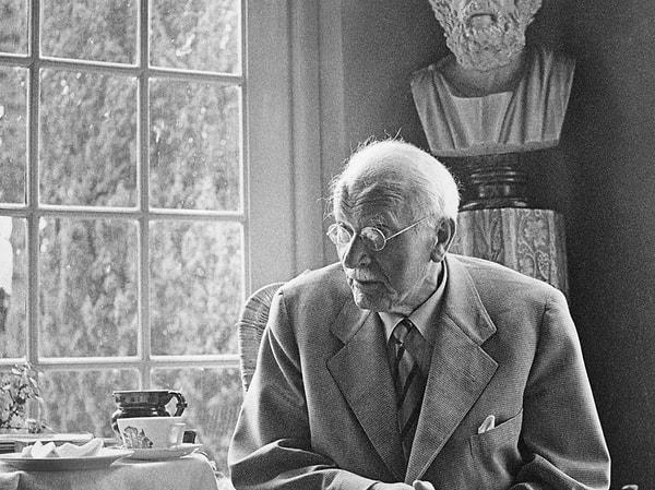 Analitik psikolojinin kurucusu Carl Gustav Jung depresyonun temellerinin libido olduğunu ileri sürmüştür.