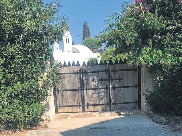 Daha sonra ise geçtiğimiz aylarda Sıla'nın Bodrum'daki evinde bir dini nikah yaptığı dedikodusu yayılmıştı. Tabii tüm bu olaylardan sonra aklımızda soru işaretleri kalmıştı derken;