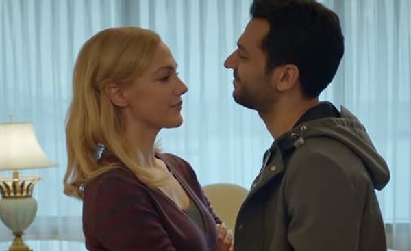 Многие приписывали Мерьем Узерли и Мурату Йылдырыму любовные отношения в реальной жизни, настолько убедительно они сыграли свои роли в сериале. Однако их связывала только дружба. Мурат счастлив в браке с Имане Эльбане, мисс Марокко. Сердце Мерьем Узерли пока свободно. Она всё своё свободное время посвящает воспитанию дочери Лары, отец которой — турецкий бизнесмен Джан Атеш.