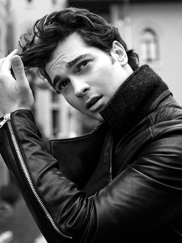 1. Больше всего любит есть мясные и рыбные блюда на мангале.