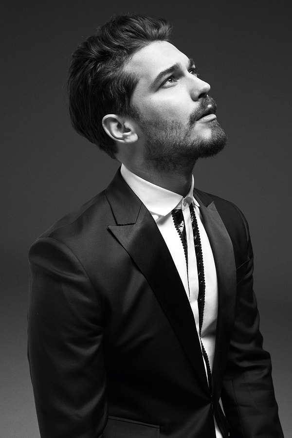 8. Брал курсы игры на гитаре, и даже сочиняет песни. Но больше всего он обожает игру на барабанной установке. Именно такая музыка помогает ему расслабиться и отвлечься от всех мыслей.