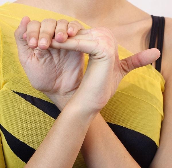 9. Eklem hipermobilite sendromu olan bu kız parmaklarını 45 derecelik bir açıya kadar bükebiliyor.