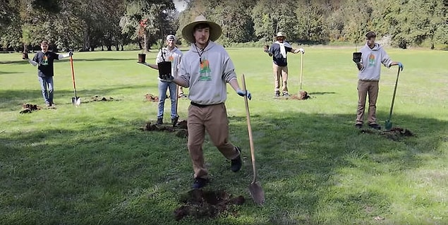 Hedefine ulaşmak için bundan daha fazlasına ihtiyacı olduğunu fark eden MrBeast daha sonra Ağaç Dikme Günü Derneği ile de ortaklık kurdu.