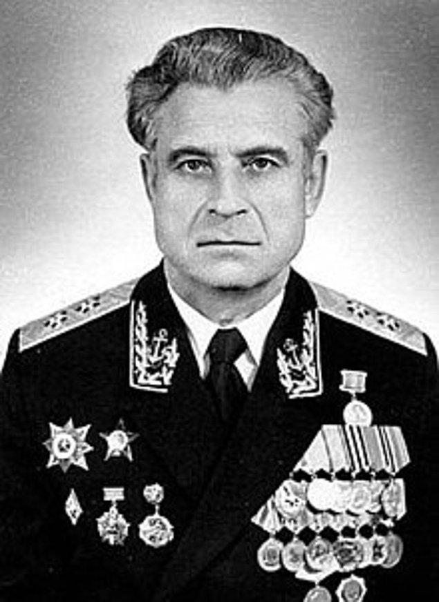 Denizaltı Vasili Arkhipov sayesinde nükleer saldırıdan kurtulan Amerikalılar'ı ve büyük bir savaş ihtimalini geride bırakarak aceleyle evin yolunu tuttu.