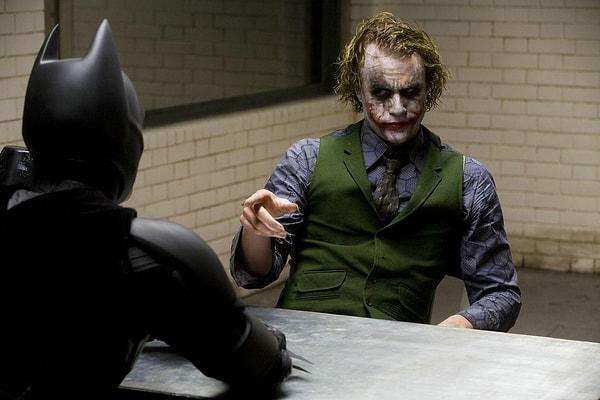 Joker’ın planının suya düşmesi ve üstünlük sağlama çabası, ona Batman’a saldırmaktan başka bir çözüm yolu bırakmamaktadır.