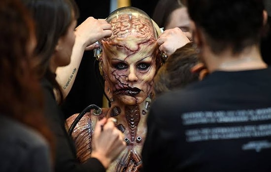 Хайди Клум снова поразила всех своим безумным костюмом на Хэллоуин