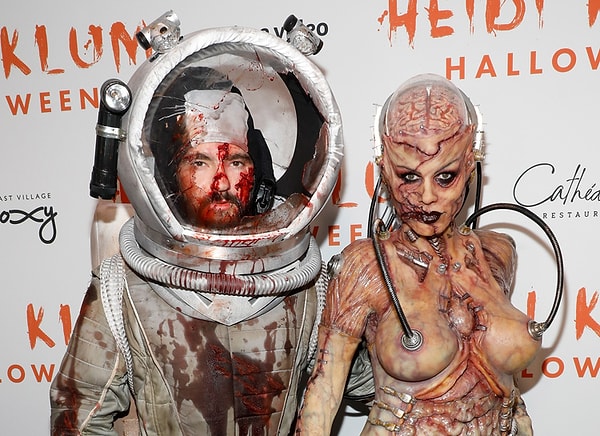 Супруг Хайди Том Каулитц надел костюм астронавта и изображал жертву андроидного инопланетянина.