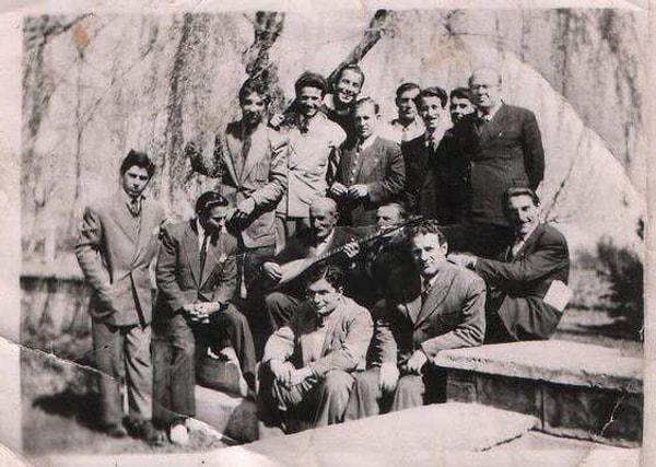 4. Türk halk ozanı Aşık Veysel köy enstitüsü öğrencilerini ziyaret ederken, Sivas, 1941.