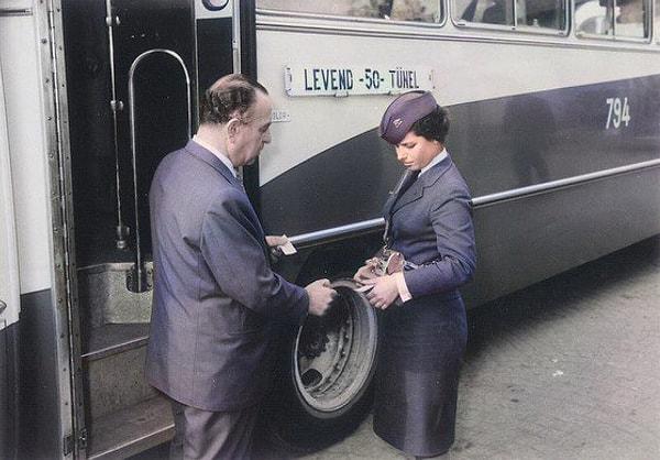 20. Levend-Tünel otobüsünün kadın biletçisi, İstanbul, 1960.
