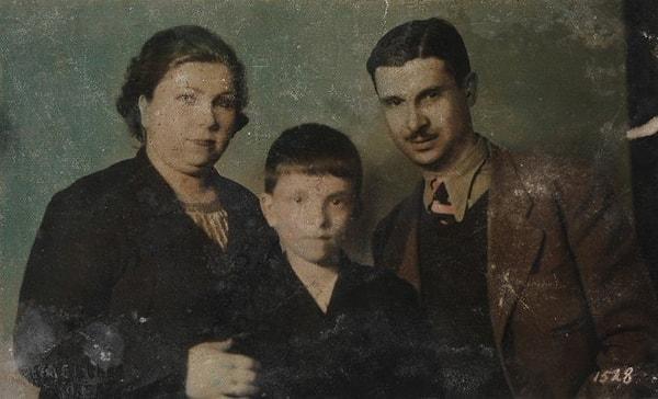 22. Sanat güneşi Zeki Müren anne ve babası ile birlikte, Bursa, 1938.