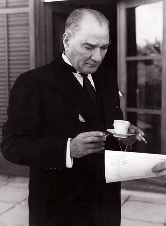 Mustafa Kemal Atatürk, Gustav Adolf'un Ankara İsveç Büyükelçiliği'nde verdiği resepsiyonda kahve içerken, Ankara, 1934.