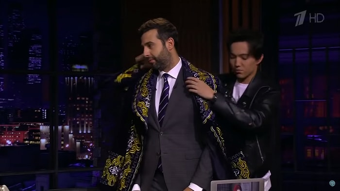 Димаш Кудайбергенов подарил Ивану Урганту чапан