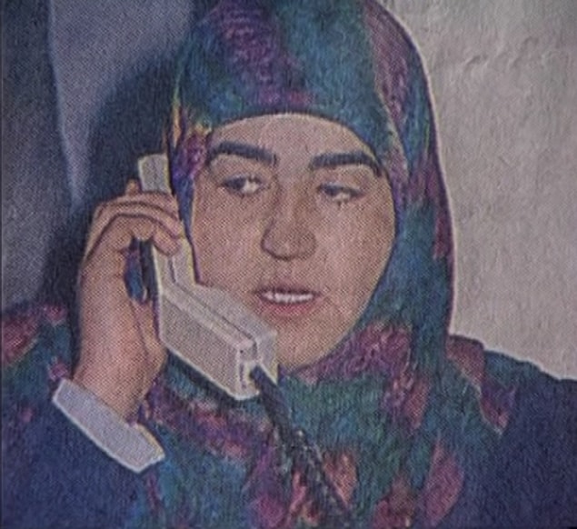 23. Bakın size nur yüzlü, beyni dört silindir motoruyla çalışan, dünya satranç şampiyonu ve soğuk füzyonun mucidi gerçek Melahat ile tanıştırayım...