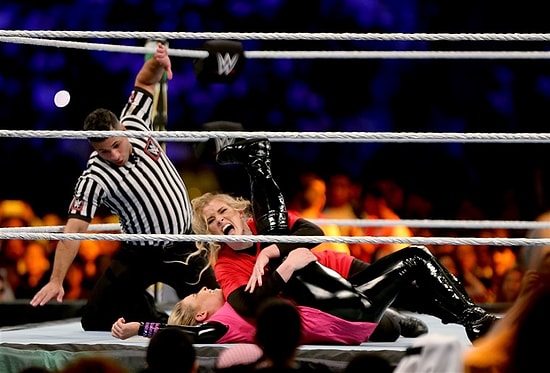 Bir İlk Daha Gerçekleşti: Suudi Arabistan'da Kadın Amerikan Güreşi Müsabakası Yapıldı