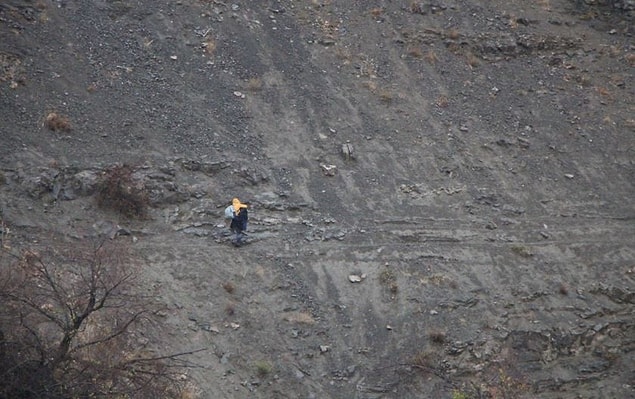 '8 km ötedeki yol heyelan ve çamurdan dolayı kapalı'