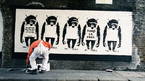 Fotoğraflar, sanatçının yüzü görülmese de Banksy'e dair en büyük ipucu olma özelliğini taşıyor.