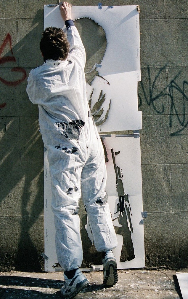 Lazarides, ünlü sanatçı ile 10 yıldan uzun bir süre birlikte çalıştı, Banksy ise şimdiye kadar kimliğini gizli tutmayı başardı.