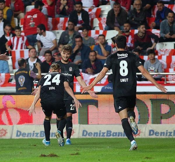 Maça hızlı başlayan Beşiktaş, 9. dakikada Vida'nın golüyle öne geçti.