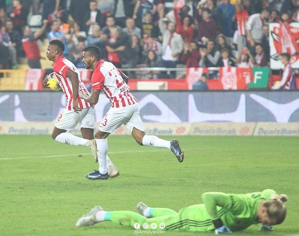 İkinci yarıya iyi başlayan taraf ise Antalyaspor oldu. 52. dakikada hızlı gelişen atağın sonunda topu ağlarla buluşturan Mukairu, Antalyaspor'u ümitlendirdi.