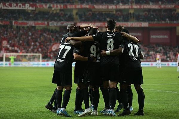 İlerleyen dakikalarda iki takım da skoru değişterecek fırsatlar yakalasa da maçta başka gol olmadı ve Beşiktaş, Antalya deplasmanından 2-1 galip ayrıldı.