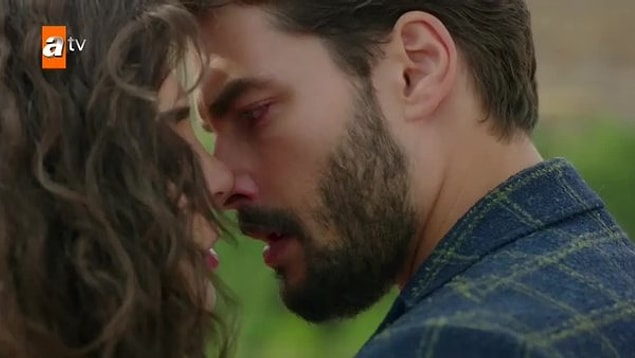 Televizyon ekranlarında cuma günleri en çok izlenen diziler arasında yer alan Hercai'deki öpüşme sahnesi sosyal medyaya damga vurdu.