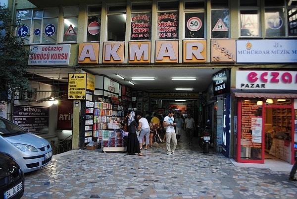 Kadıköy'de bulunan Akmar Pasajı'nı bilir misiniz bilmiyoruz. Kitapların, müzik kasetlerinin ve kıyafetlerin satıldığı bir yer. Bu sıradan pasaja 1999 yılında baskın yapılıyor ve çok sayıda çalışan gözaltına alınıyor.