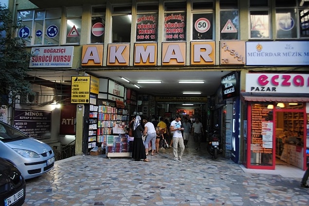 Kadıköy'de bulunan Akmar Pasajı'nı bilir misiniz bilmiyoruz. Kitapların, müzik kasetlerinin ve kıyafetlerin satıldığı bir yer. Bu sıradan pasaja 1999 yılında baskın yapılıyor ve çok sayıda çalışan gözaltına alınıyor.