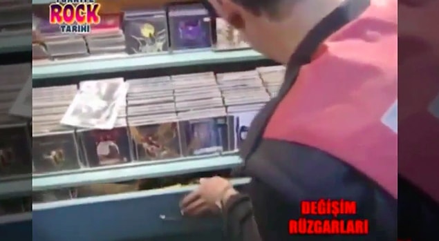 Polis pasaja gittiğinde rock gruplarının kasetlerini karıştırarak satanizm delili aramış. Basın da pasajdan, 'genellikle satanistlerin gittiği yer' olarak bahsetmiş.