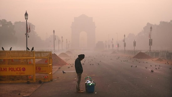 Hindistan'ın Başkenti Yeni Delhi'de Hava Kirliliği Uyarısı: 'Pencereleri Kapalı Tutun, Evinizden Çıkmayın'