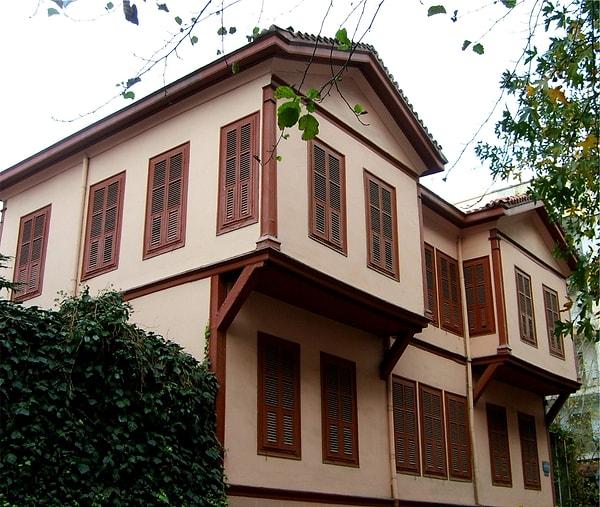 1933 - Yunanistan Hükümeti Mustafa Kemal Paşa'nın doğduğu eve bir anı levhası koydu. Levhada "Türk milletinin büyük müceddidi ve Balkan ittihadının müzahiri Gazi Mustafa Kemal bu evde dünyaya gelmiştir." yazılı.