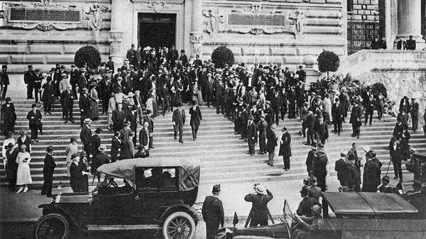 1922 - İsmet Paşa başkanlığındaki TBMM Delegasyonu, Lozan Barış Konferansına katılmak üzere, İsviçre'ye hareket etti.