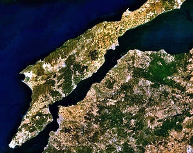 1918 - Çanakkale Boğazı, İngiliz ve Fransızlarca işgal edildi.