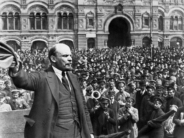 1917 - Ekim Devrimi; Bolşevikler Rusya'da iktidarı ele geçirdiler.